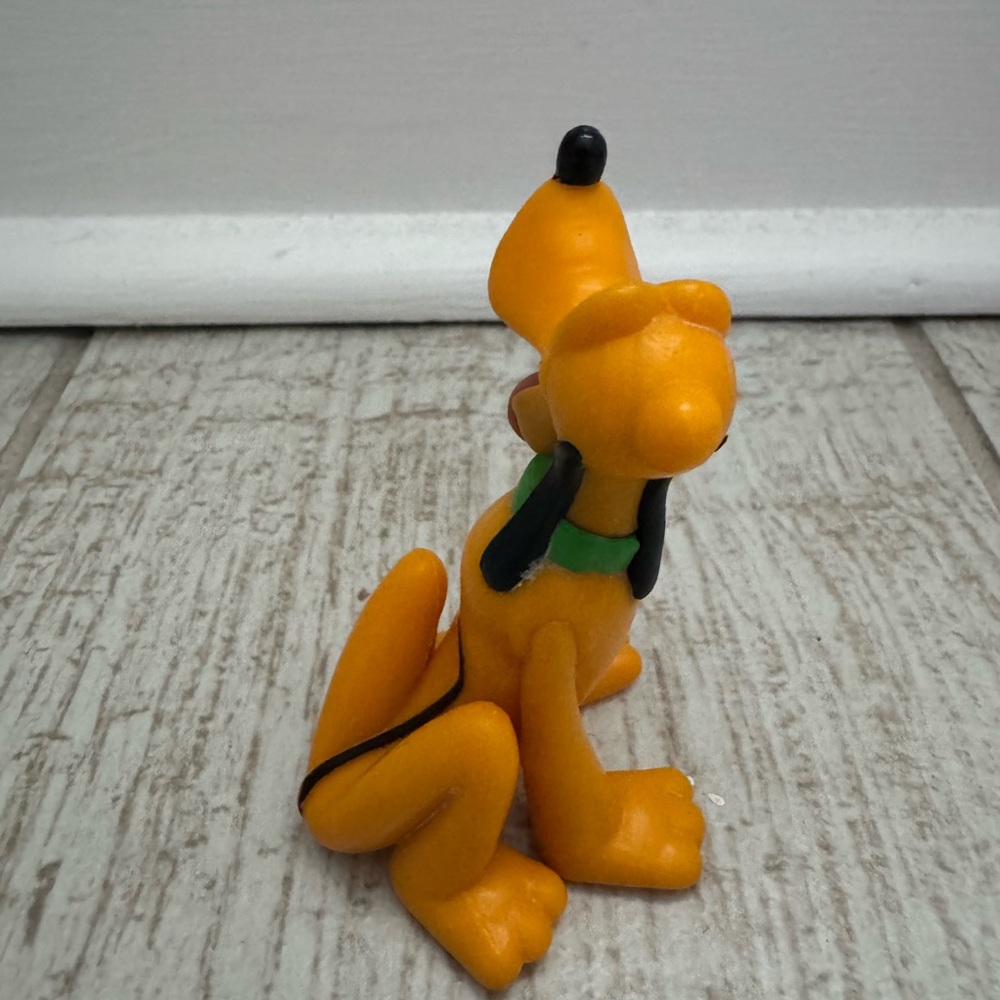 Disney Just Play‎ Pluto Sitting 2.5"  Vinyl Figure - Picture 2 of 3